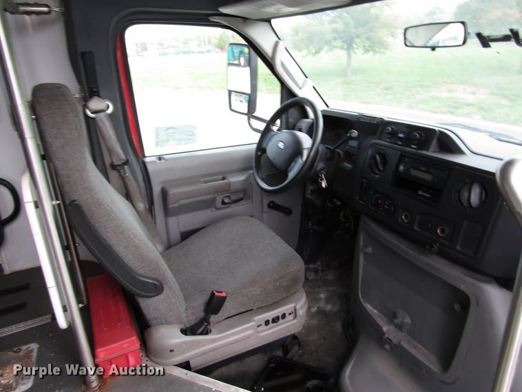 image for item DG8181 2009 Ford E450 shuttle bus