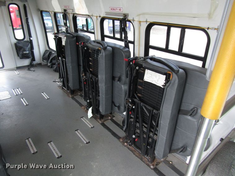 image for item DG8181 2009 Ford E450 shuttle bus