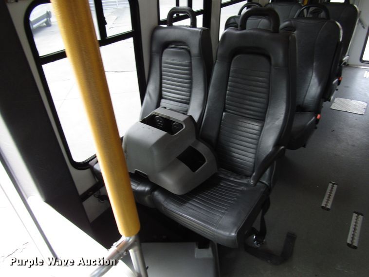 image for item DG8181 2009 Ford E450 shuttle bus