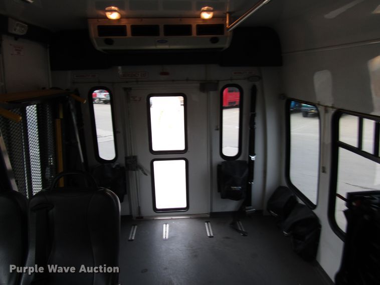 image for item DG8181 2009 Ford E450 shuttle bus