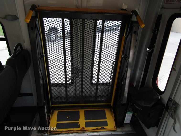 image for item DG8181 2009 Ford E450 shuttle bus