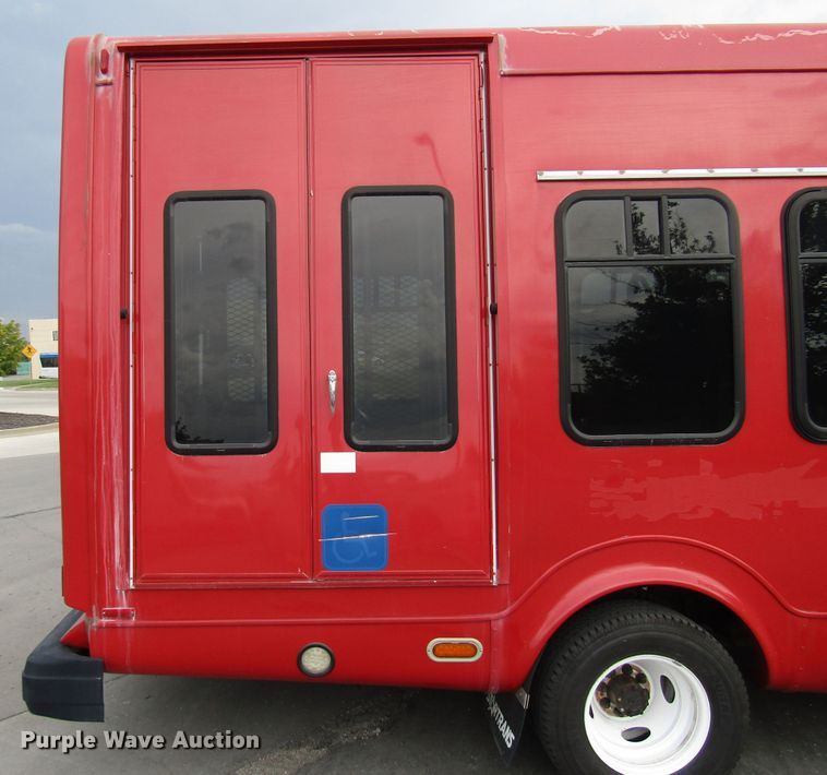 image for item DG8181 2009 Ford E450 shuttle bus
