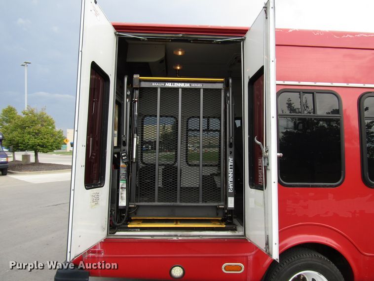 image for item DG8181 2009 Ford E450 shuttle bus