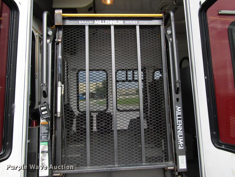 image for item DG8181 2009 Ford E450 shuttle bus