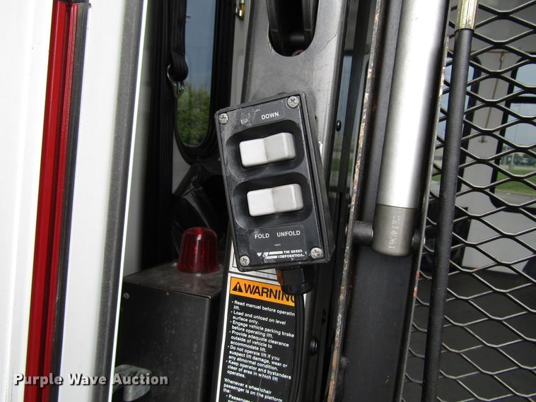 image for item DG8181 2009 Ford E450 shuttle bus