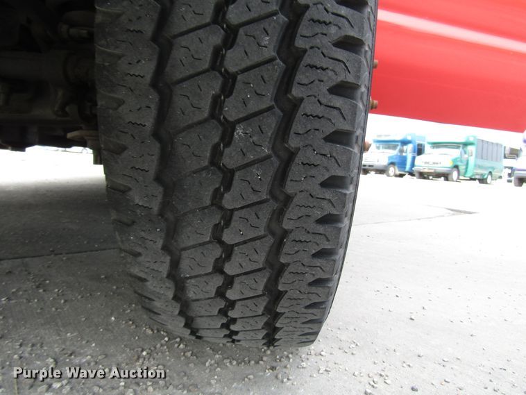 image for item DG8181 2009 Ford E450 shuttle bus