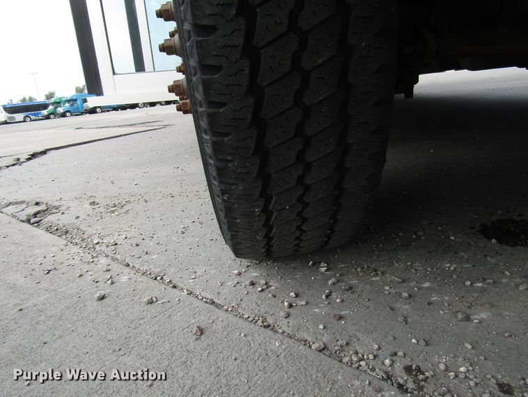 image for item DG8181 2009 Ford E450 shuttle bus