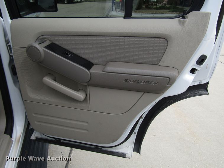 image for item DG8183 2006 Ford Explorer SUV
