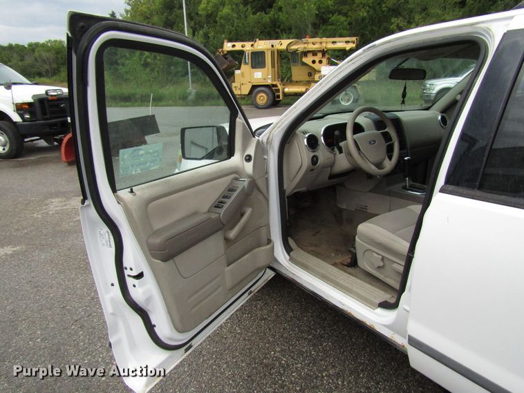 image for item DG8191 2006 Ford Explorer SUV