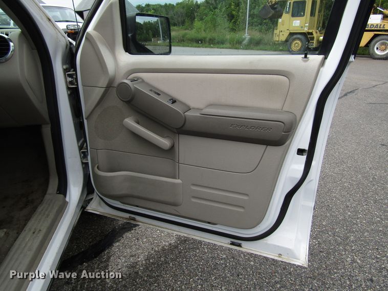 image for item DG8191 2006 Ford Explorer SUV