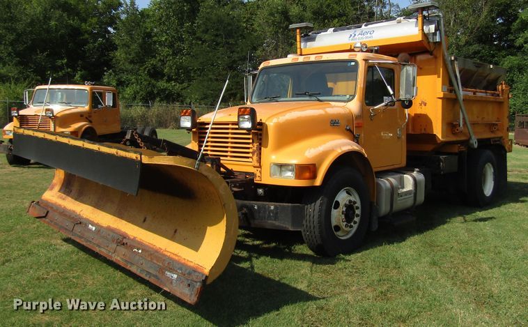 image for item DG8207 2002 International 4900 dump truck