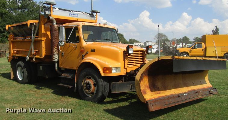 image for item DG8207 2002 International 4900 dump truck