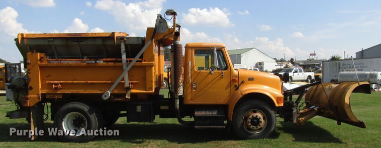 image for item DG8207 2002 International 4900 dump truck