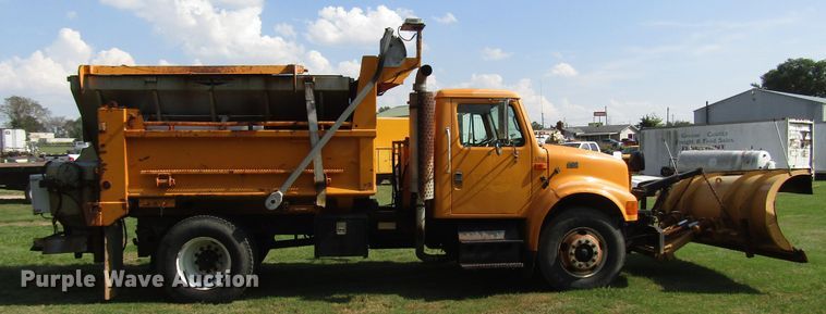 image for item DG8207 2002 International 4900 dump truck