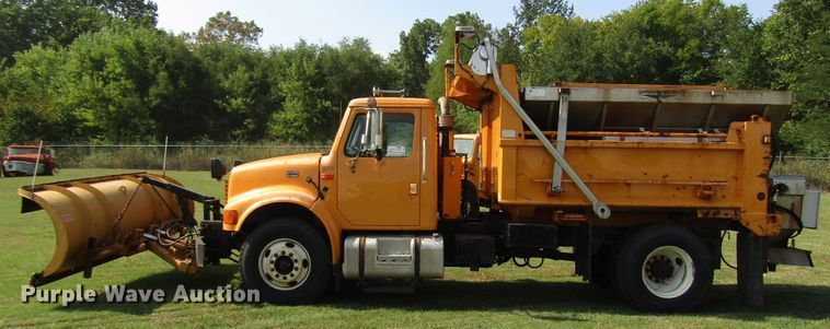 image for item DG8207 2002 International 4900 dump truck