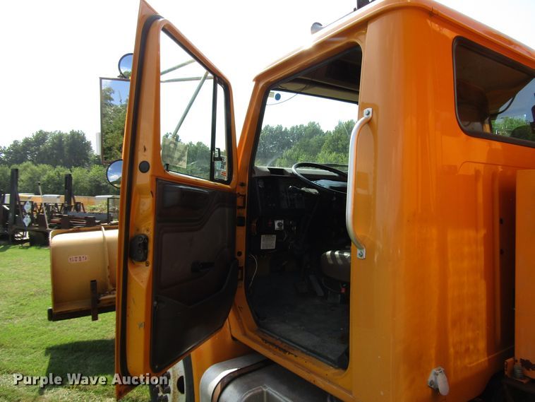 image for item DG8207 2002 International 4900 dump truck
