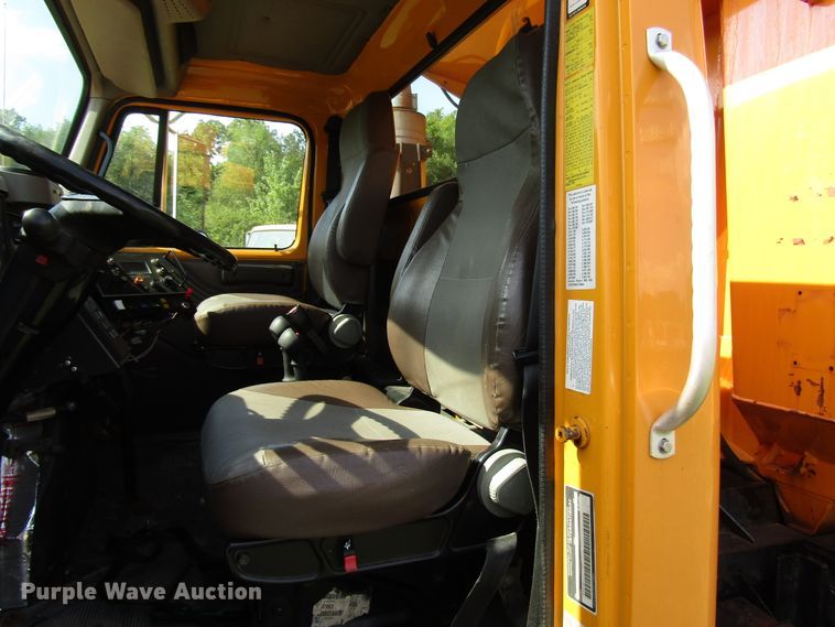 image for item DG8207 2002 International 4900 dump truck