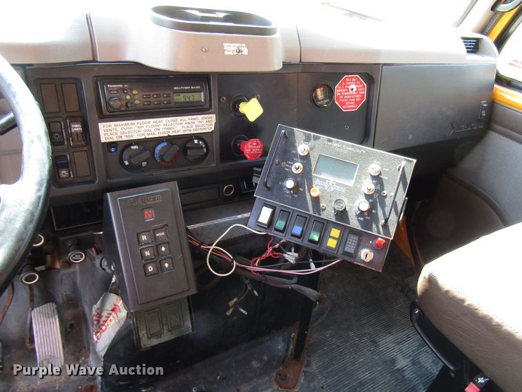 image for item DG8207 2002 International 4900 dump truck