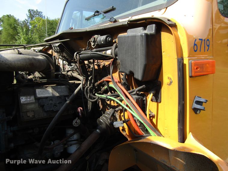 image for item DG8207 2002 International 4900 dump truck