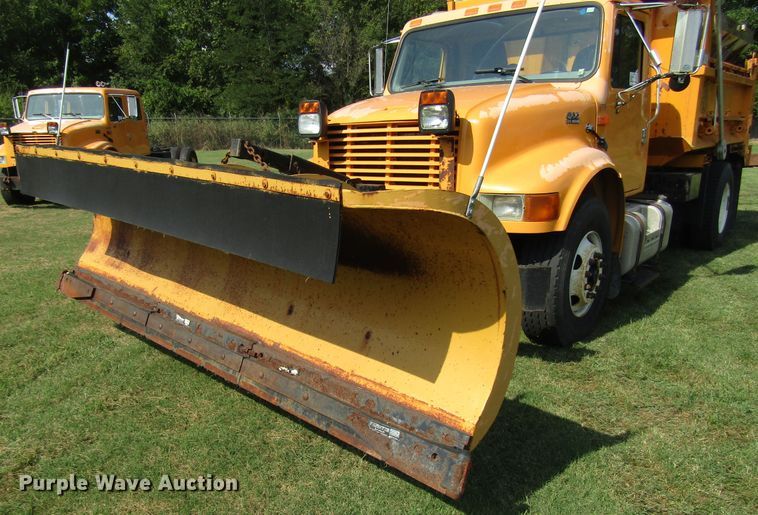 image for item DG8207 2002 International 4900 dump truck
