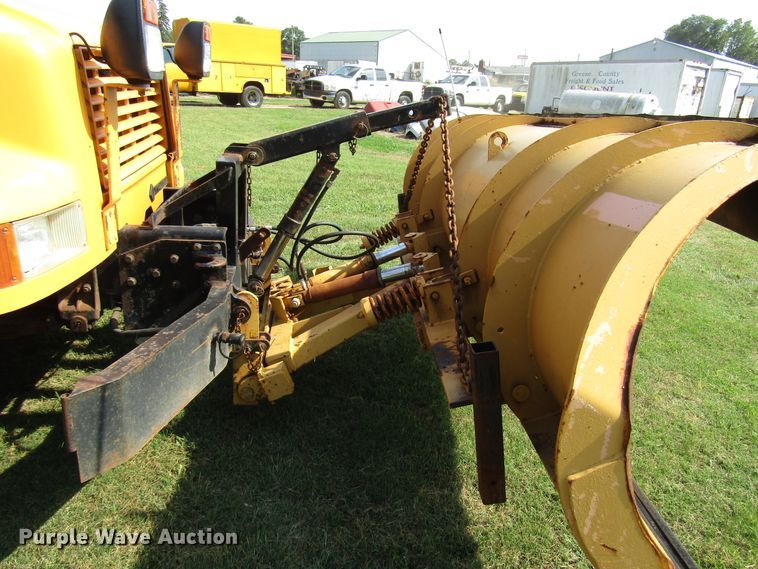 image for item DG8207 2002 International 4900 dump truck