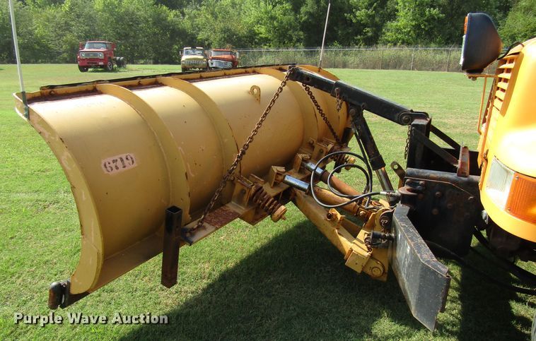 image for item DG8207 2002 International 4900 dump truck