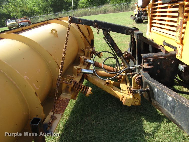 image for item DG8207 2002 International 4900 dump truck