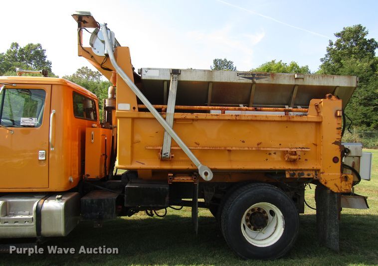 image for item DG8207 2002 International 4900 dump truck