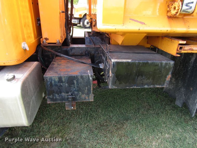 image for item DG8207 2002 International 4900 dump truck