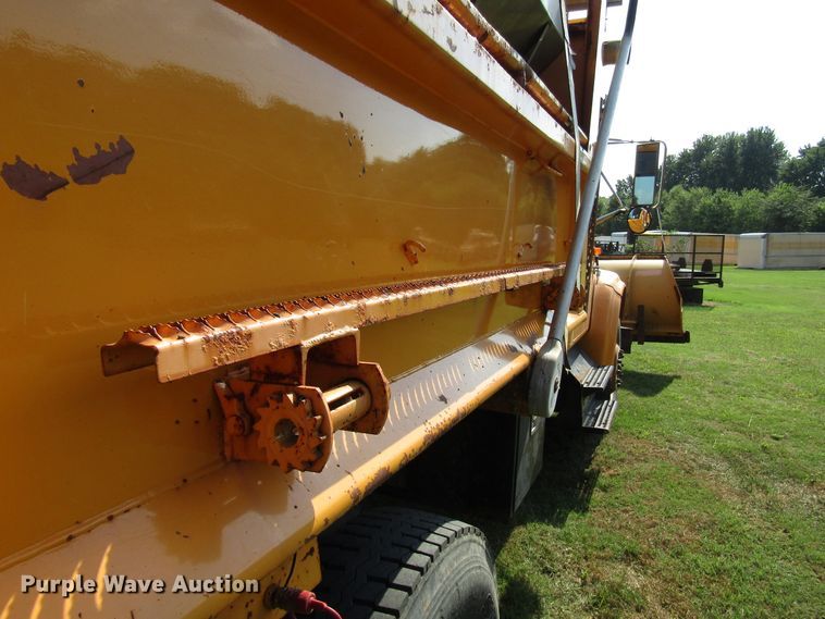 image for item DG8207 2002 International 4900 dump truck