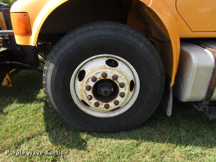 image for item DG8207 2002 International 4900 dump truck