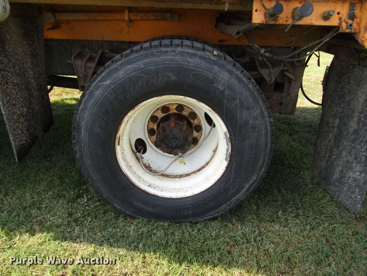 image for item DG8207 2002 International 4900 dump truck