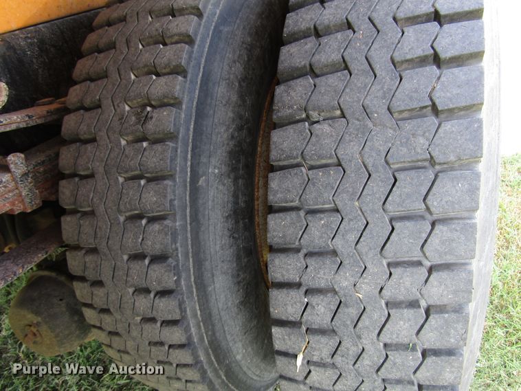 image for item DG8207 2002 International 4900 dump truck