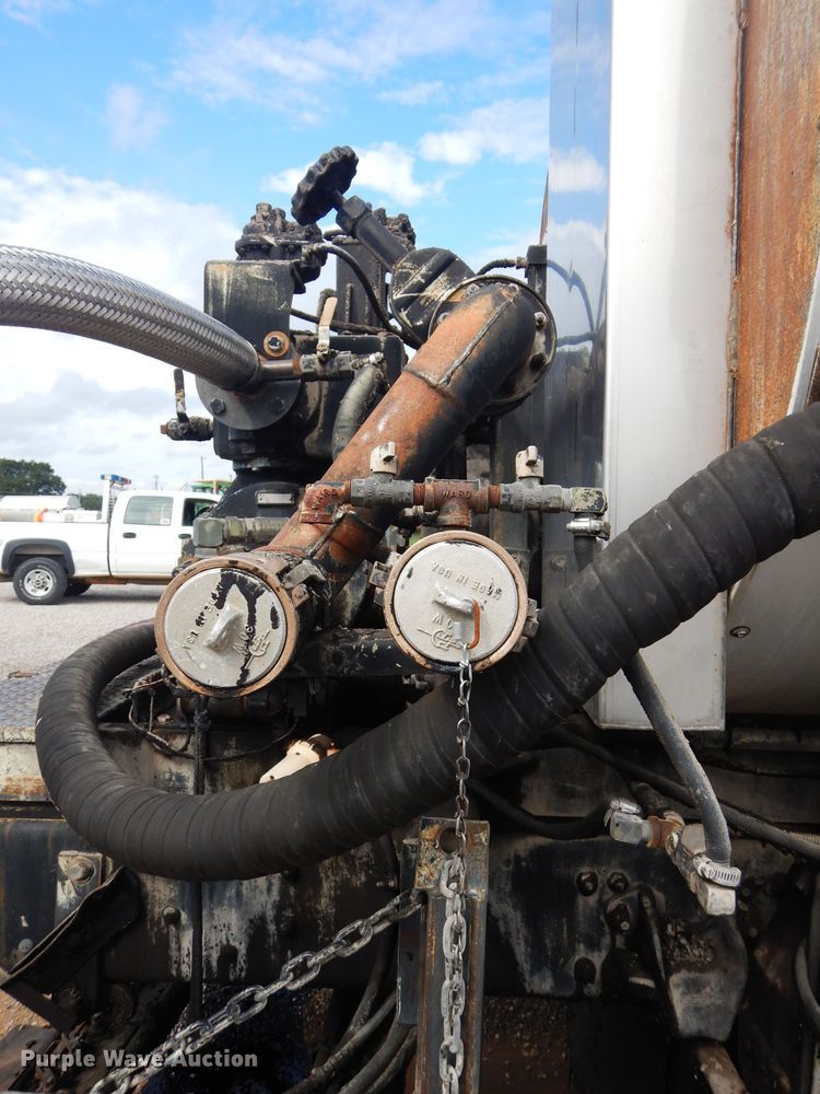 image for item DH3579 2001 Freightliner FL70 oil distributor truck