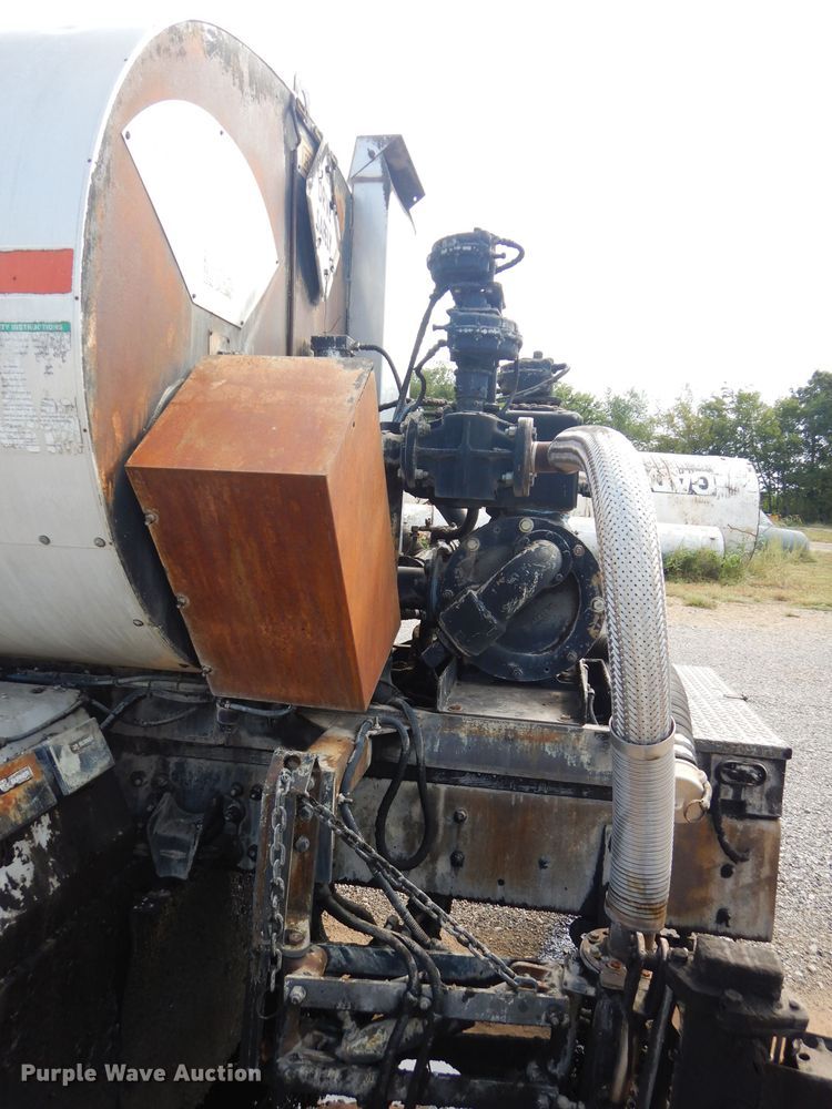 image for item DH3579 2001 Freightliner FL70 oil distributor truck