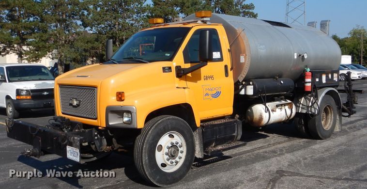 image for item DH6140 2004 Chevrolet C7500 oil distributor truck