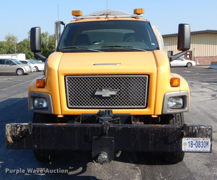 image for item DH6140 2004 Chevrolet C7500 oil distributor truck