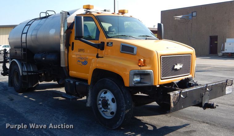 image for item DH6140 2004 Chevrolet C7500 oil distributor truck