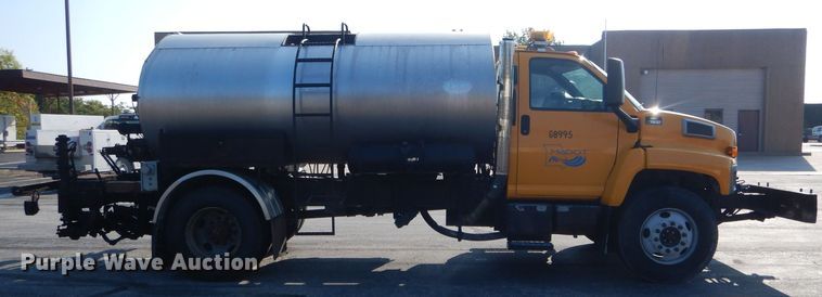 image for item DH6140 2004 Chevrolet C7500 oil distributor truck