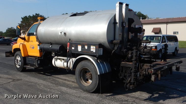 image for item DH6140 2004 Chevrolet C7500 oil distributor truck