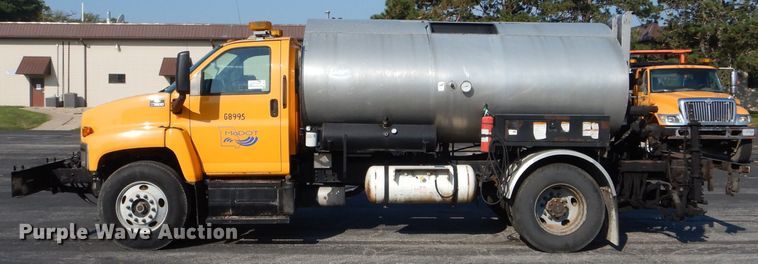 image for item DH6140 2004 Chevrolet C7500 oil distributor truck