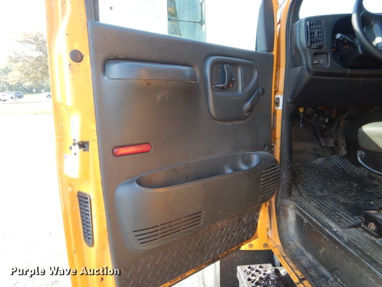 image for item DH6140 2004 Chevrolet C7500 oil distributor truck