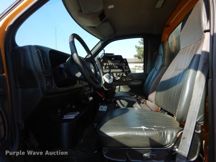 image for item DH6140 2004 Chevrolet C7500 oil distributor truck