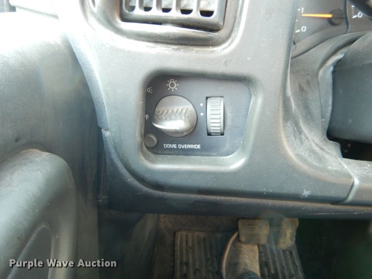 image for item DH6140 2004 Chevrolet C7500 oil distributor truck