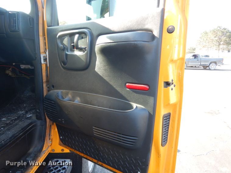 image for item DH6140 2004 Chevrolet C7500 oil distributor truck