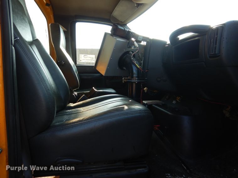 image for item DH6140 2004 Chevrolet C7500 oil distributor truck