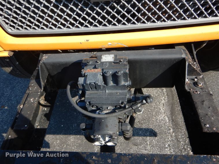 image for item DH6140 2004 Chevrolet C7500 oil distributor truck