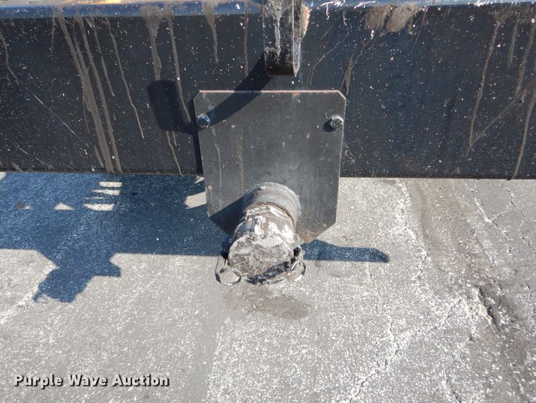 image for item DH6140 2004 Chevrolet C7500 oil distributor truck