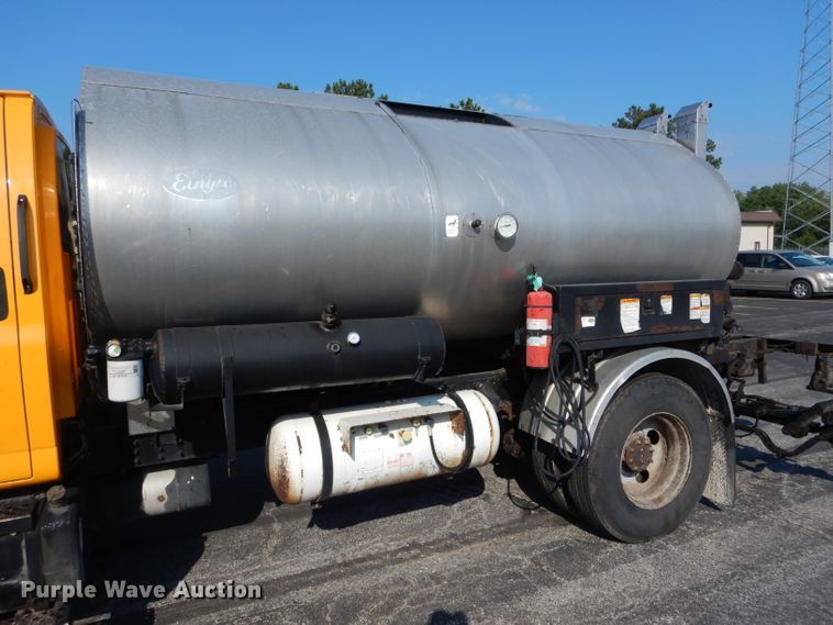 image for item DH6140 2004 Chevrolet C7500 oil distributor truck