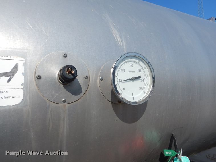 image for item DH6140 2004 Chevrolet C7500 oil distributor truck